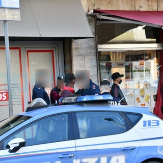 Imperia: scazzottata tra due extracomunitari alla fermata del bus, un ferito e intervento della Polizia (Foto) Imperia: scazzottata tra due extracomunitari alla fermata del bus, un ferito e intervento della Polizia (Foto)