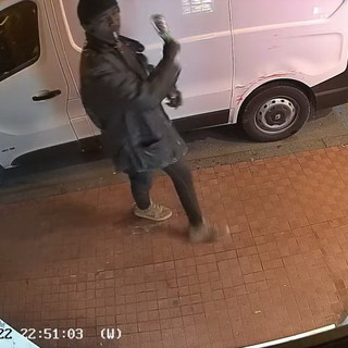 Ventimiglia: extracomunitario sfonda per la seconda volta la vetrina di un negozio di via Cavour (Video) Ventimiglia: extracomunitario sfonda per la seconda volta la vetrina di un negozio di via Cavour (Video)