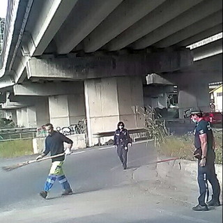 Sanremo: camioncino perde terriccio in Valle Armea, due centauri a rischio caduta all'uscita dell'Aurelia Bis (Foto)