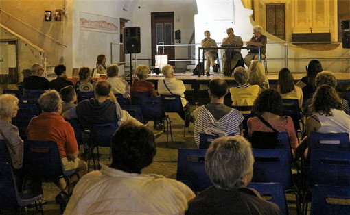 Riva Ligure: applausi ieri per Graziano Consiglieri e Antonello Ascheri che hanno aperto la rassegna letteraria 'Sale in Zucca' Riva Ligure: applausi ieri per Graziano Consiglieri e Antonello Ascheri che hanno aperto la rassegna letteraria 'Sale in Zucca'
