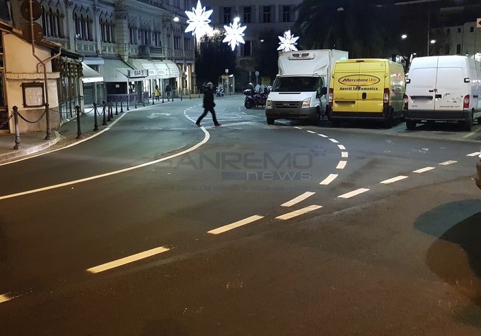 Sanremo: errore nella nuova segnaletica orizzontale di via Martiri dalla Torre Saracena, c’è il rischio di trovare auto contromano (Foto) Sanremo: errore nella nuova segnaletica orizzontale di via Martiri dalla Torre Saracena, c’è il rischio di trovare auto contromano (Foto)