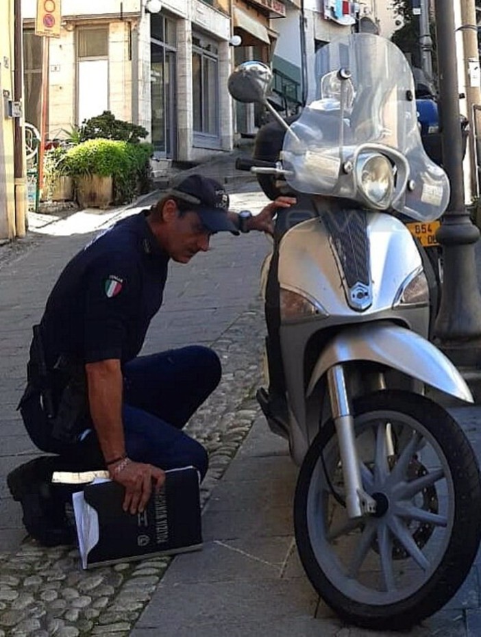 Gli rubano lo scooter a Ventimiglia ma glielo ritrovano gli agenti della Polizia Municipale a Sanremo (Foto) Gli rubano lo scooter a Ventimiglia ma glielo ritrovano gli agenti della Polizia Municipale a Sanremo (Foto)