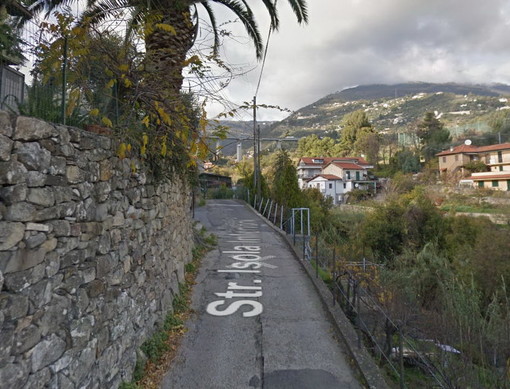 Sanremo: due giovani dell'Ancora puliscono strada Isola Inferiore, i ringraziamenti di un lettore