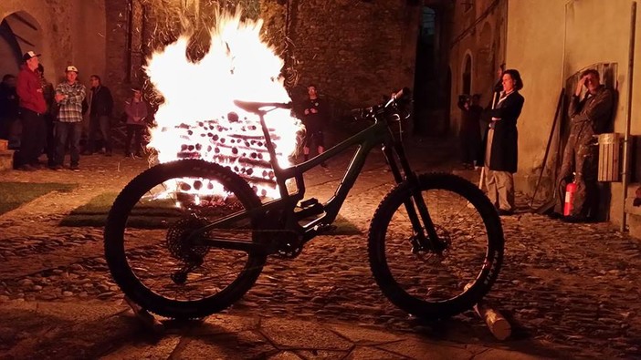 Triora: ieri sera spettacolo 'infuocato' in piazza Beato Reggio, in paese rivive la tradizione (Foto) Triora: ieri sera spettacolo 'infuocato' in piazza Beato Reggio, in paese rivive la tradizione (Foto)