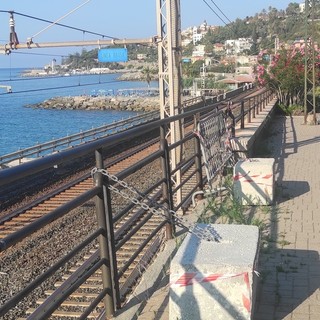 Bordighera: il consigliere comunale Ramoino denuncia la precarietà della staccionata sull'Aurelia vicino alla ferrovia