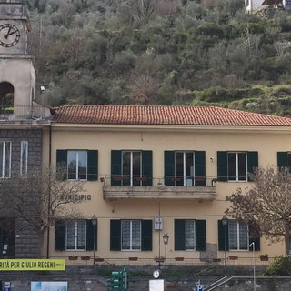 Anche Isolabona chiede la verità per la morte di Marco Regeni: striscione appeso di fronte al Comune Anche Isolabona chiede la verità per la morte di Marco Regeni: striscione appeso di fronte al Comune