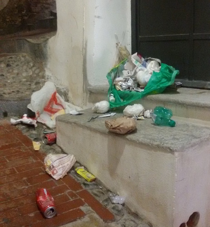Sanremo: sporcizia nella 'Pigna', le lamentele di una lettrice: “Vorremmo più servizi e controlli delle forze dell'ordine” (Foto) Sanremo: sporcizia nella 'Pigna', le lamentele di una lettrice: “Vorremmo più servizi e controlli delle forze dell'ordine” (Foto)