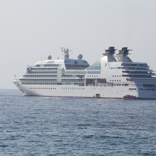 Sanremo: è arrivata la maestosa nave da crociera Seabourn Sojourn, scesi 500 passeggeri
