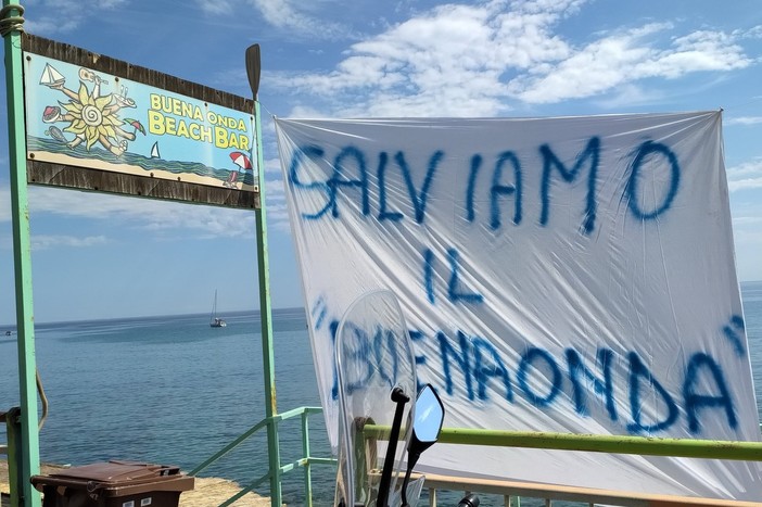 Lo striscione appeso fuori dallo stabilimento Lo striscione appeso fuori dallo stabilimento