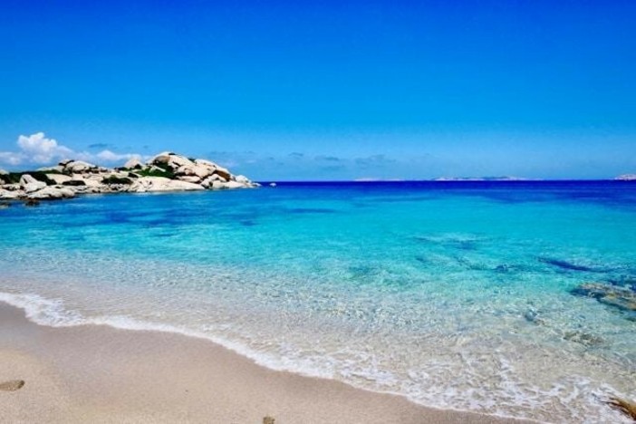 Sardegna tra spiagge e borghi: come scegliere la zona giusta per le vacanze estive