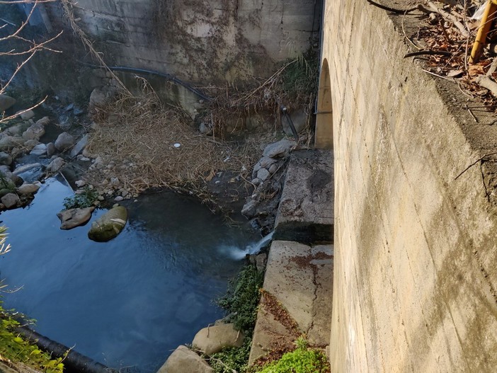 Sanremo: tubo rotto e sversamento della fogna in strada Borgo Tinasso, i residenti chiedono un intervento (Foto) Sanremo: tubo rotto e sversamento della fogna in strada Borgo Tinasso, i residenti chiedono un intervento (Foto)