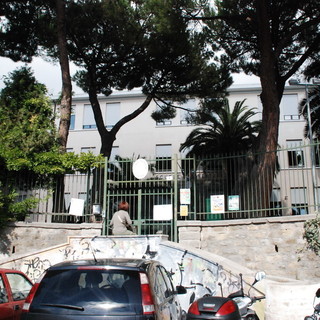 Sanremo: forte odore di gas stamattina in via Panizzi, evacuate due scuole ma era un falso allarme Sanremo: forte odore di gas stamattina in via Panizzi, evacuate due scuole ma era un falso allarme