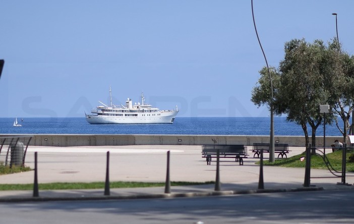 Sanremo: un altro yacht di lusso in rada, quest'oggi è toccato allo 'Sherakhan', 425mila euro a settimana Sanremo: un altro yacht di lusso in rada, quest'oggi è toccato allo 'Sherakhan', 425mila euro a settimana