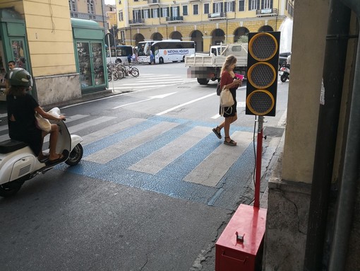 Imperia: installati i semafori in via Bonfante, al via da domani un periodo di prova (Foto) Imperia: installati i semafori in via Bonfante, al via da domani un periodo di prova (Foto)