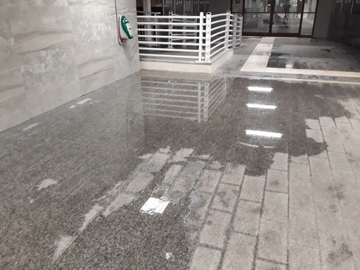 Imperia: stazione del capoluogo allagata ad un solo anno dall'inaugurazione, l'indignazione dei pendolari (Foto e Video) Imperia: stazione del capoluogo allagata ad un solo anno dall'inaugurazione, l'indignazione dei pendolari (Foto e Video)