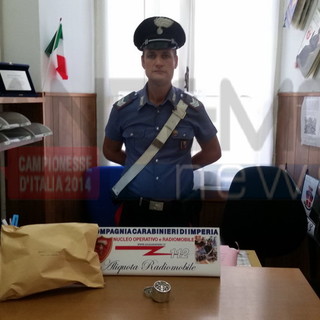 Sequestrata nella notte tra lunedì e martedì scorsi, una sostanza stupefacente del valore di 1000 euro, ad un cittadino italiano residente a Prelà. Sequestrata nella notte tra lunedì e martedì scorsi, una sostanza stupefacente del valore di 1000 euro, ad un cittadino italiano residente a Prelà.