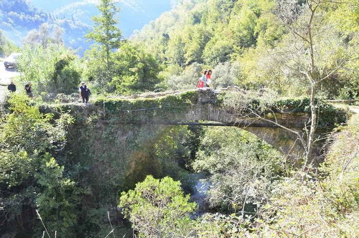 Pigna: non c'è pace per il Rio Carne, dopo la centrale idroelettrica ora c'è anche il ponte pericolante