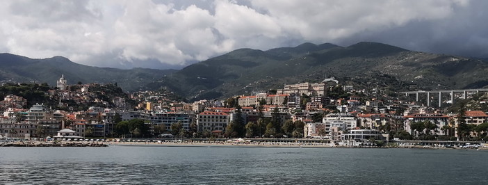 Sanremo: la denuncia di una lettrice "Prima delle 18 all'ora dell'aperitivo assembramenti nei locali del centro"