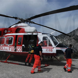 Acquetico: un uomo cade da un albero mentre lavora in campagna, portato in elicottero al 'Santa Corona'