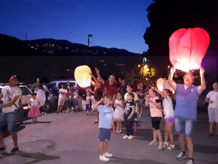 Sanremo: con il lancio in cielo delle 'Lanterne' venerdì scorso la serata dei saluti alla Scuola dell'Infanzia di Borgo Tinasso (Foto)