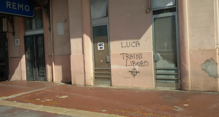 Sanremo: scritta inneggiante Luca Traini sui muri dell'ex stazione, lo sdegno dell'Anpi matuziana (Foto) Sanremo: scritta inneggiante Luca Traini sui muri dell'ex stazione, lo sdegno dell'Anpi matuziana (Foto)