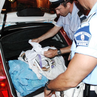 Sanremo: sono proseguiti anche nel weekend i controlli della Polizia Municipale ai venditori abusivi Sanremo: sono proseguiti anche nel weekend i controlli della Polizia Municipale ai venditori abusivi