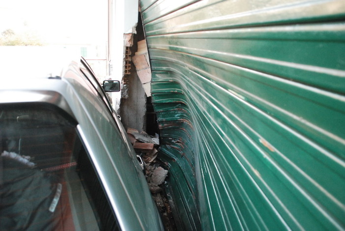 Sanremo: perde il controllo dell'auto e sfonda una serranda in via Duca degli Abruzzi