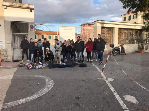 Vallecrosia: riscaldamenti rotti al 'Cnos Fap', gli studenti scioperano ma dalla direzione parlano di un normale guasto solo ieri (Foto)