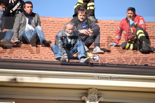 Sanremo: anziano salvato dopo aver minacciato di buttarsi dal tetto, la fotosequenza del salvataggio