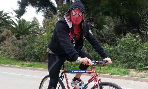 Sanremo: anche SpiderMan in bici sulla pista ciclabile, le curiose foto di un nostro lettore Sanremo: anche SpiderMan in bici sulla pista ciclabile, le curiose foto di un nostro lettore