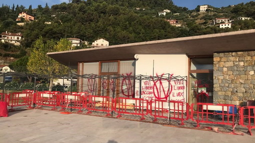 Camporosso: sede vaccinale 'Falcone' del Palabigauda imbrattata nella notte dai 'No Vax' (Foto)