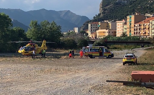 Ventimiglia: violenta lite sulla passerella Squarciafichi, grave uno dei contendenti caduto nel fiume (Foto e Video)