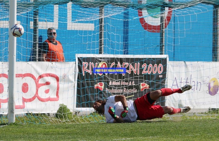 Marco Manis, portiere della Sanremese neutralizza il rigore del Sestri Levante: è lui il miglio portiere della nostra TOP 11 settimanale (foto Fabio Pavan)