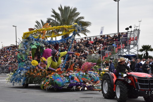 Sanremo: città invasa dai turisti per il Corso Fiorito, bar e ristoranti pieni per la soddisfazione delle associazioni di categoria. Ma c’è ancora qualcuno che tiene chiuso Sanremo: città invasa dai turisti per il Corso Fiorito, bar e ristoranti pieni per la soddisfazione delle associazioni di categoria. Ma c’è ancora qualcuno che tiene chiuso