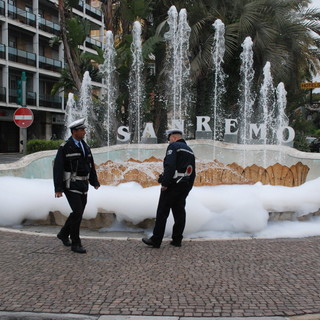 Sanremo: detersivo nella fontana dello 'Zampillo', trovata stamani piena di schiuma Sanremo: detersivo nella fontana dello 'Zampillo', trovata stamani piena di schiuma