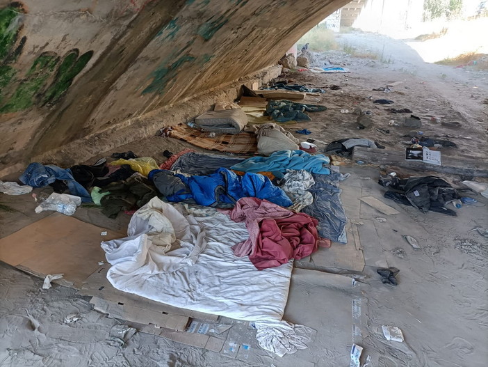 Ventimiglia: accampamento 'dormitorio' di migranti sotto ponte del Roya sgomberato dal Comune (Foto) Ventimiglia: accampamento 'dormitorio' di migranti sotto ponte del Roya sgomberato dal Comune (Foto)