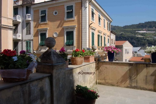 Ventimiglia: i fiori alla scalinata del Convento dell'Orto