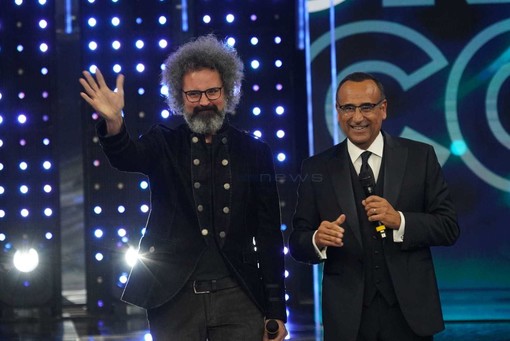 Simone Cristicchi in Concattedrale: musica e spiritualità con "Dalle tenebre alla luce" durante il Festival di Sanremo Simone Cristicchi in Concattedrale: musica e spiritualità con "Dalle tenebre alla luce" durante il Festival di Sanremo
