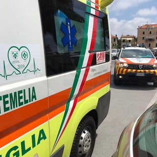 Ventimiglia: malore in spiaggia per una 32enne di Marsiglia, portata in ospedale dalla Croce Verde Intemelia (Foto)