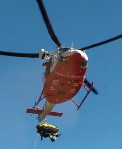 Airole: gravi ferite alle gambe per l'agricoltore finito sotto al trattore, 58enne romeno trasportato in elicottero al 'Santa Corona' (Foto)