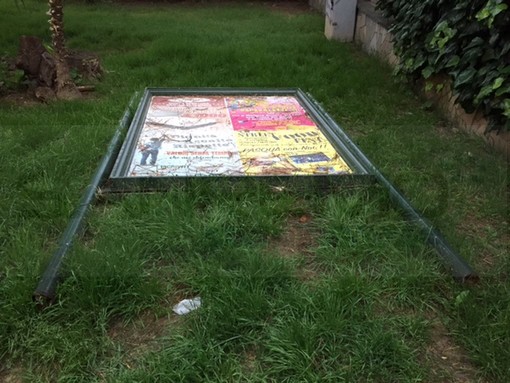 Sanremo: stand per manifesti pubblicitari caduto in corso Orazio Raimondo, la lamentela di un lettore (Foto)