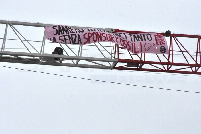 Protesta climatica a Sanremo: fermati attivisti davanti all’Ariston, solidarietà da Papavero Rosso e UGS