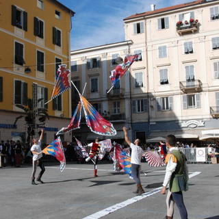 Sanremo: le più belle foto della prima esibizione di questo pomeriggio degli sbandieratori in piazza Borea d'Olmo