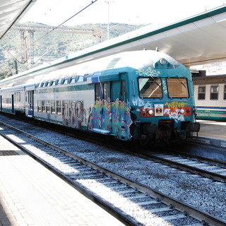 Il treno Regionale 'veloce' non si ferma a Taggia e i passeggeri sono costretti a scendere a Sanremo Il treno Regionale 'veloce' non si ferma a Taggia e i passeggeri sono costretti a scendere a Sanremo