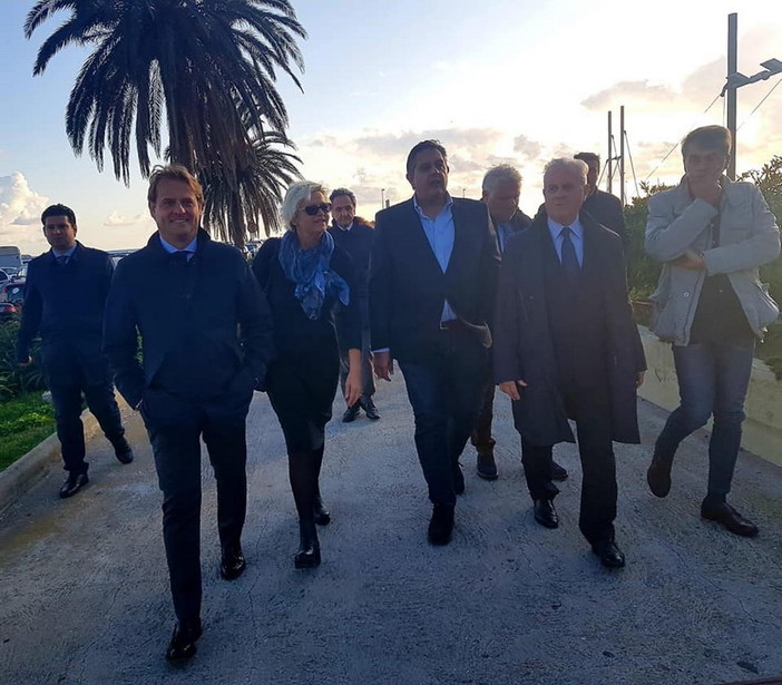 Imperia: sopralluogo del Presidente della Regione insieme al Sindaco ed a Marco Scajola sul molo di Oneglia (Foto) Imperia: sopralluogo del Presidente della Regione insieme al Sindaco ed a Marco Scajola sul molo di Oneglia (Foto)