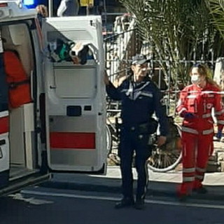 Sanremo: anziano si accascia a terra al mercato, pronto intervento di Municipale e Croce Rossa (Foto)