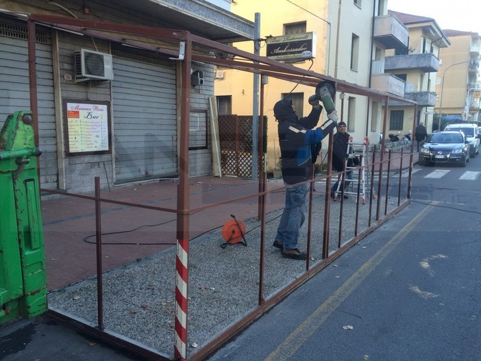 Ventimiglia: smontato e rimosso coattamente il dehor del ristorante 'Ambassador' di via Tenda