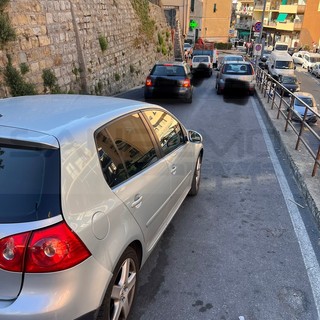Sanremo: strada Borgo Tinasso sempre più nel caos, un lettore "Parcheggio selvaggio e nessuno se ne occupa"