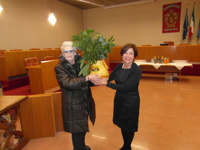 Consegna ‘Stréna de Deinà’: Lucianò a volontari e associazioni “Voi siete di più delle pale dell’elicottero, la parte per bene di Ventimiglia” Consegna ‘Stréna de Deinà’: Lucianò a volontari e associazioni “Voi siete di più delle pale dell’elicottero, la parte per bene di Ventimiglia”