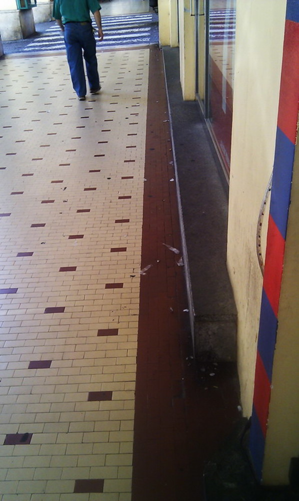 Imperia: pulizia via Bonfante, lettore "Sanzionare chi getta gomme a terra"